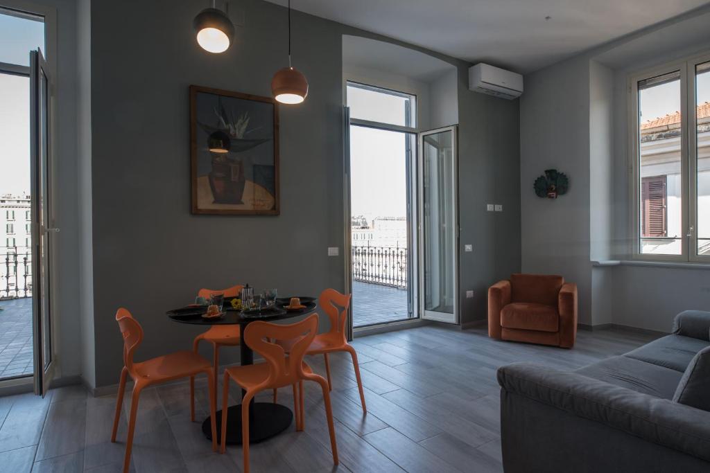 - un salon avec une table, des chaises et un canapé dans l'établissement The Luxury Erica's Apartment, à Naples