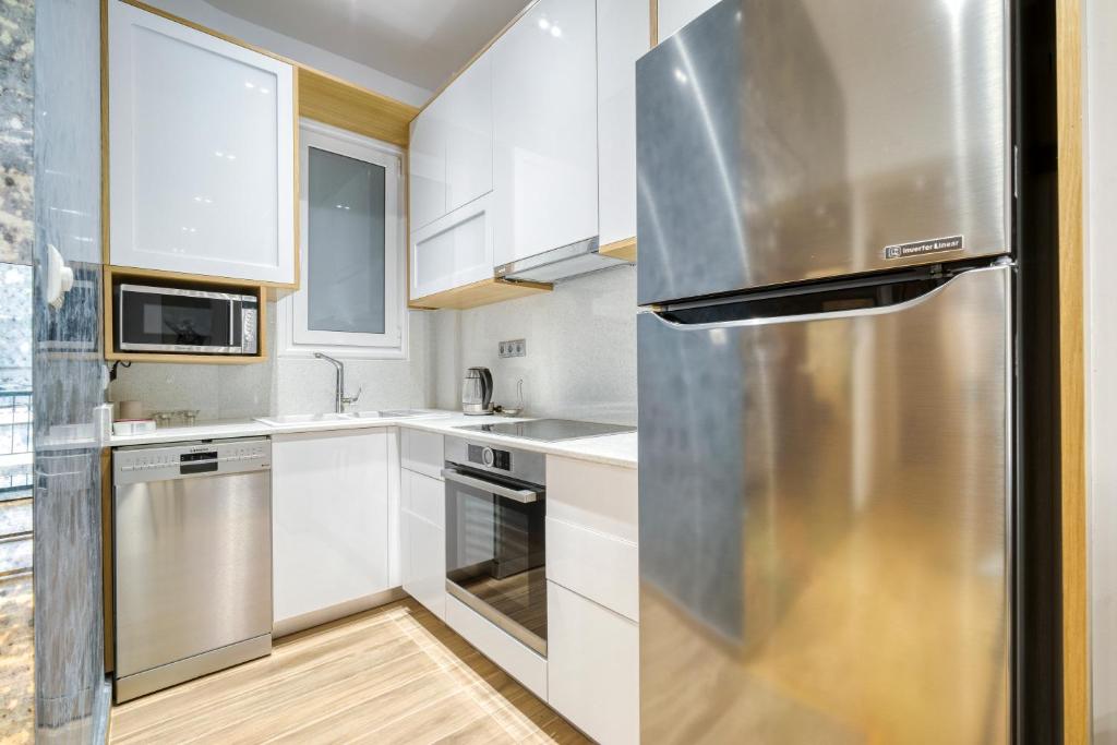 Kuchyň nebo kuchyňský kout v ubytování Stylish, Sunny New 2 Bedroom, Prime Central Athens