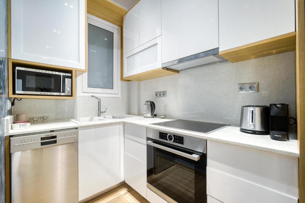 Kuchyň nebo kuchyňský kout v ubytování Stylish, Sunny New 2 Bedroom, Prime Central Athens