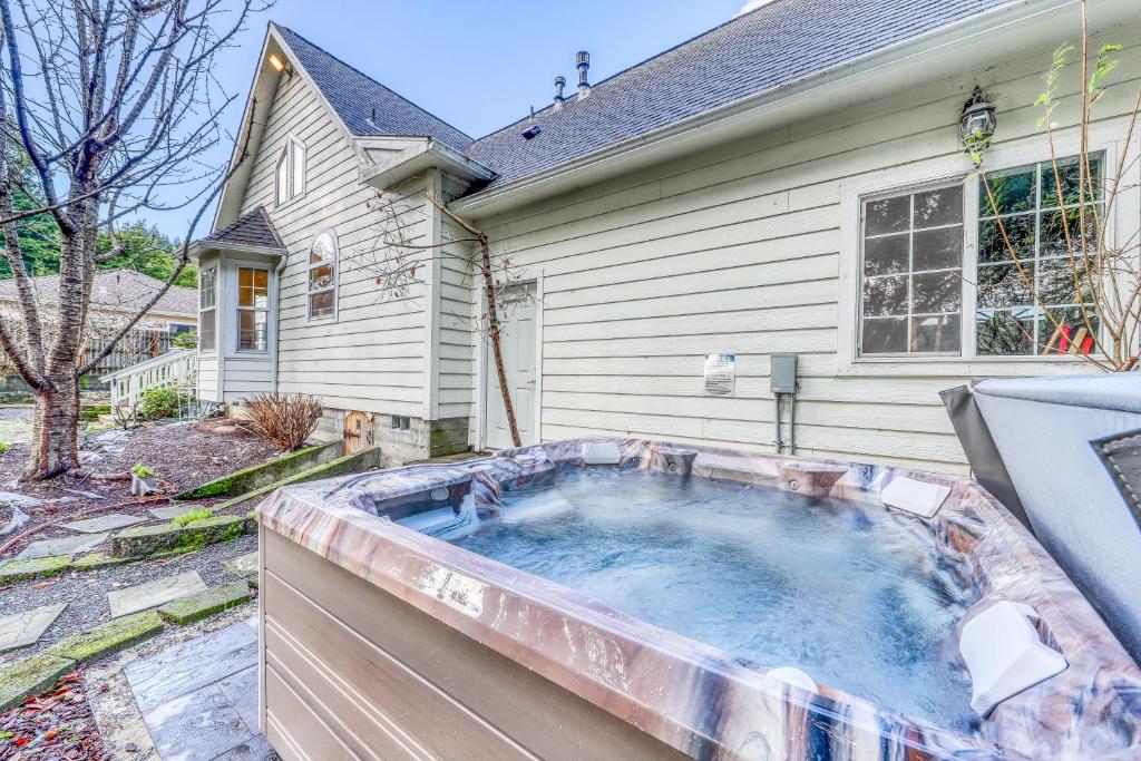 una bañera de hidromasaje en el patio trasero de una casa en Grayland Getaway, en Scotia