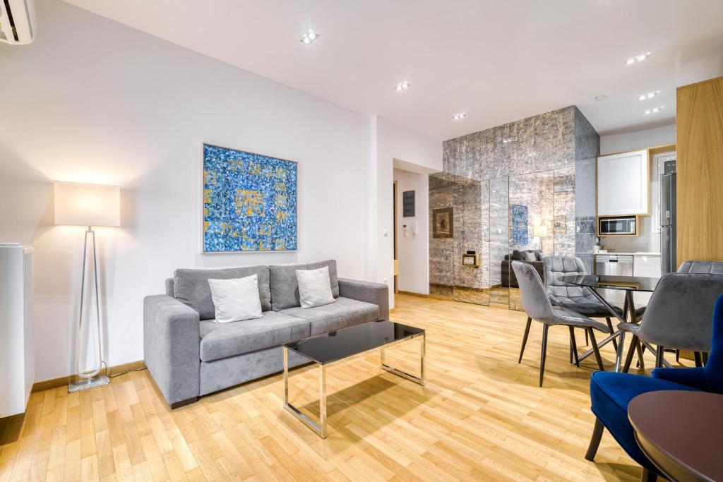 Posezení v ubytování Stylish, Sunny New 2 Bedroom, Prime Central Athens