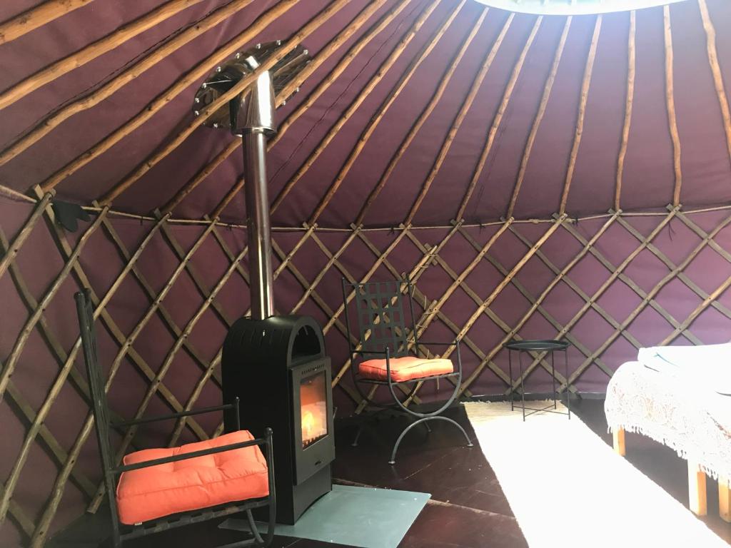a room with a stove in a yurt at Jurtta Linkkumylly in Mäntyharju