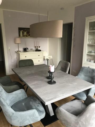 a dining room table with chairs and a candle on it at Familienfreundliche Ferienwohnung für 4 Personen in Lutzerath