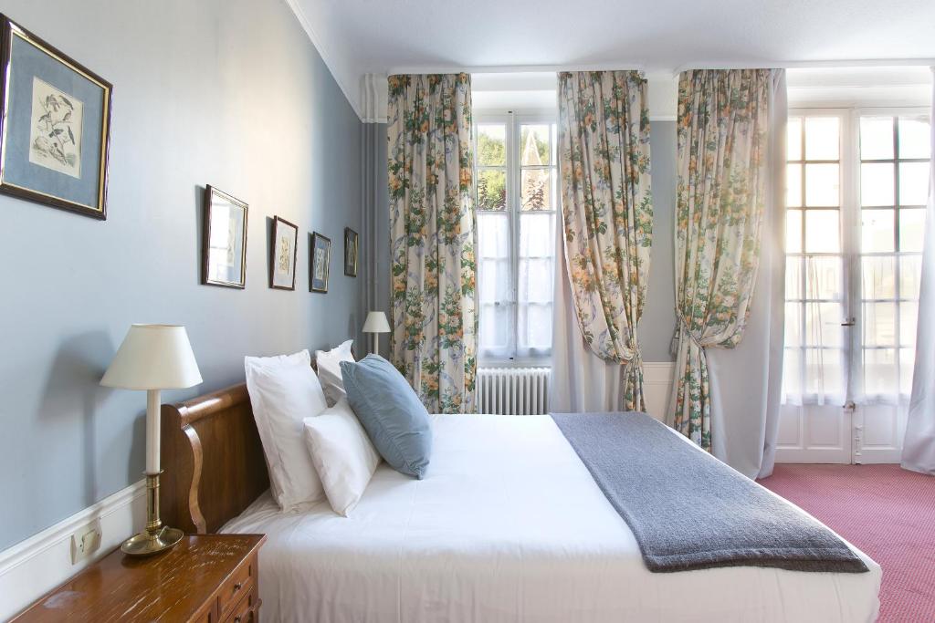 Postel nebo postele na pokoji v ubytování Château & Spa De La Commanderie