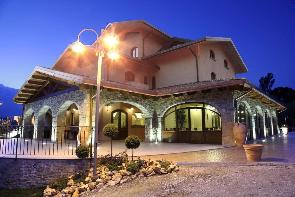 ein Haus mit Straßenbeleuchtung davor in der Unterkunft La Cascina per un Sogno in Tornimparte