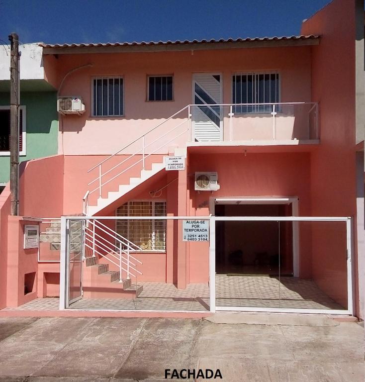 un edificio con una escalera delante de él en Excelente apartamento por temporada na praia da barrinha en São Lourenço do Sul
