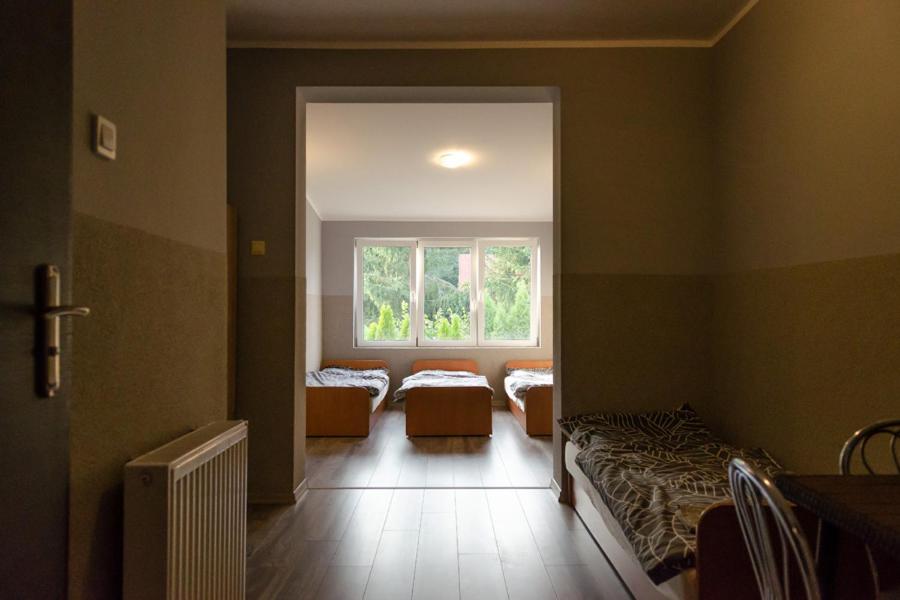 Habitación con 2 camas y ventana en POKOJE HOTELOWE VIKTORIA, en Słupno