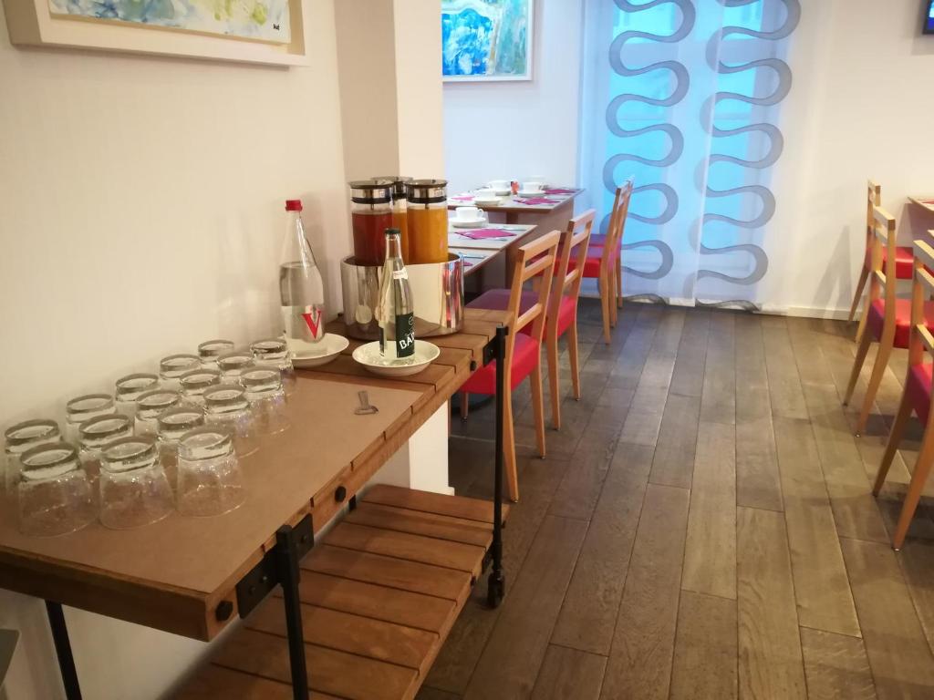 Příslušenství pro přípravu čaje a kávy v ubytování Hôtel Mercure Vittel