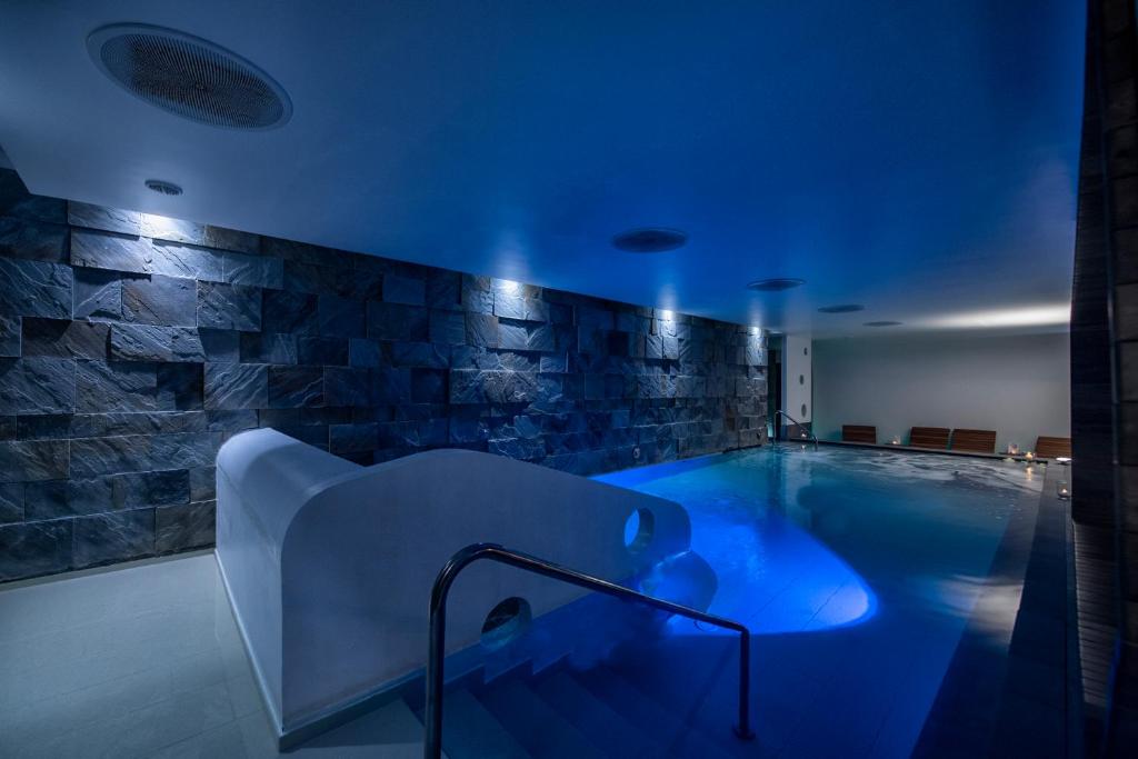a swimming pool with a tub in a room at La Collina Hotel & Spa in Oliveto Citra