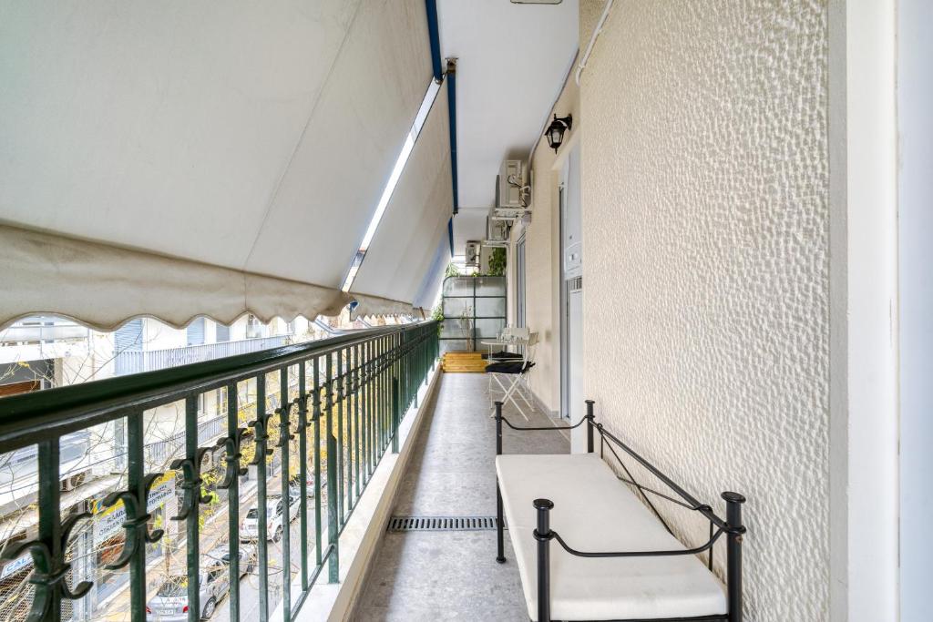 Balkón nebo terasa v ubytování Stylish, Sunny New 2 Bedroom, Prime Central Athens