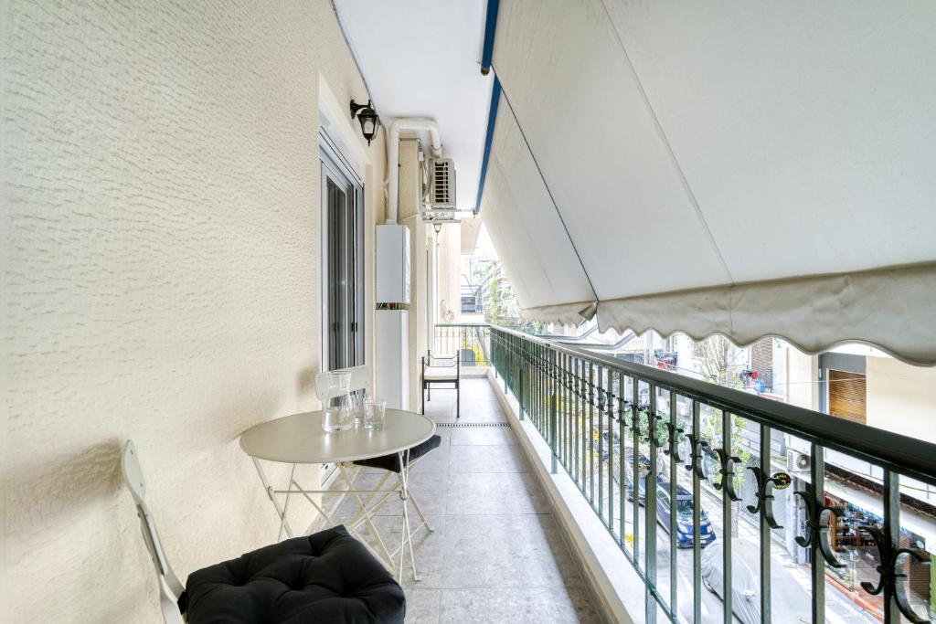 Balkón nebo terasa v ubytování Stylish, Sunny New 2 Bedroom, Prime Central Athens