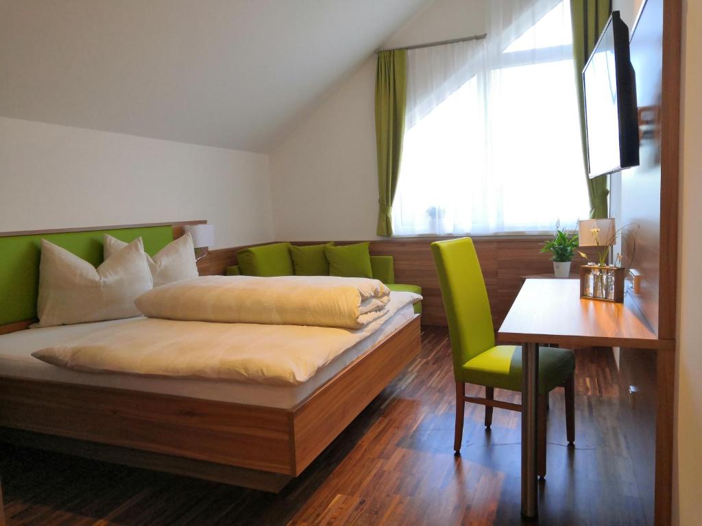 Postel nebo postele na pokoji v ubytování Hotel Mauernböck