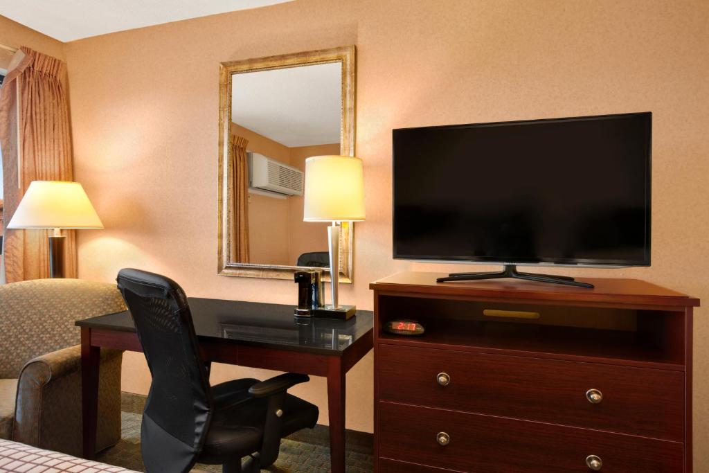 TV a/nebo společenská místnost v ubytování Days Inn by Wyndham Utica