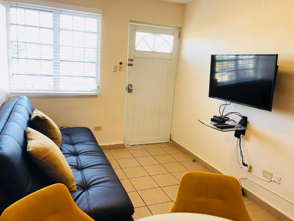 TV a/nebo společenská místnost v ubytování Private Jacuzzi Oasis with Mountain Views and FREE Parking
