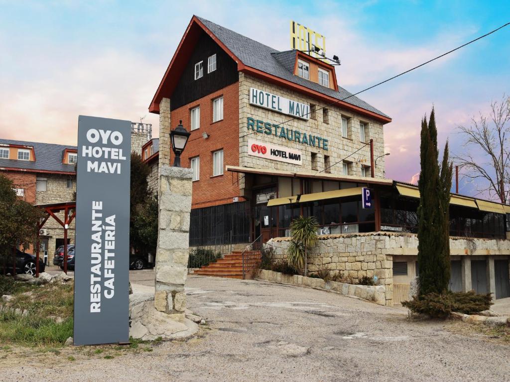 um hotel pode assinar em frente a um edifício em Hotel Mavi em La Cabrera