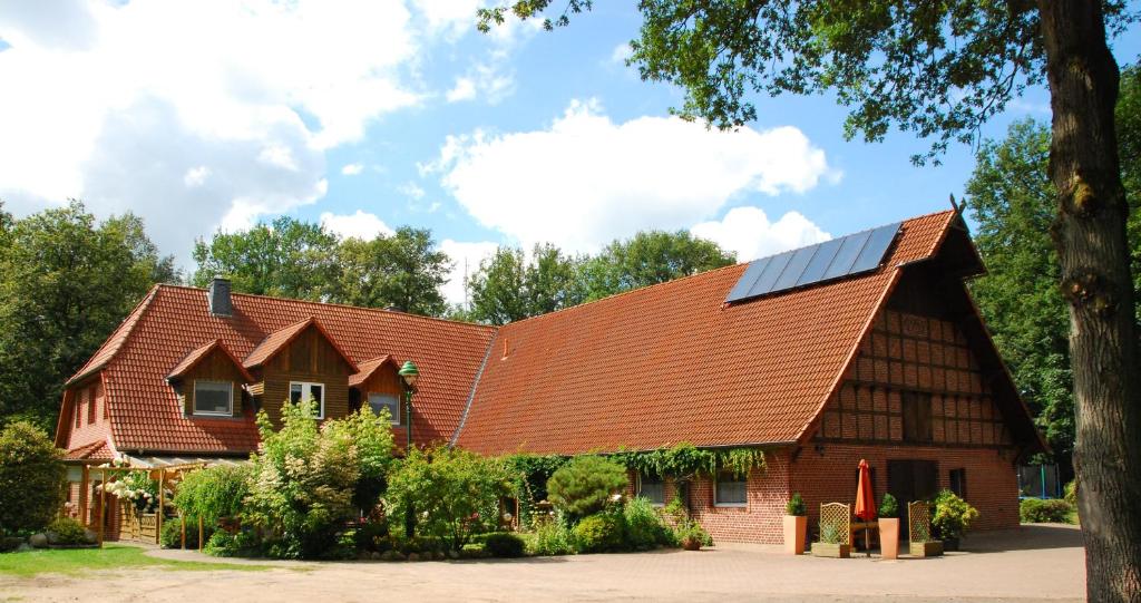 una casa con techo con paneles solares en Ferienhof Tödter en Schneverdingen
