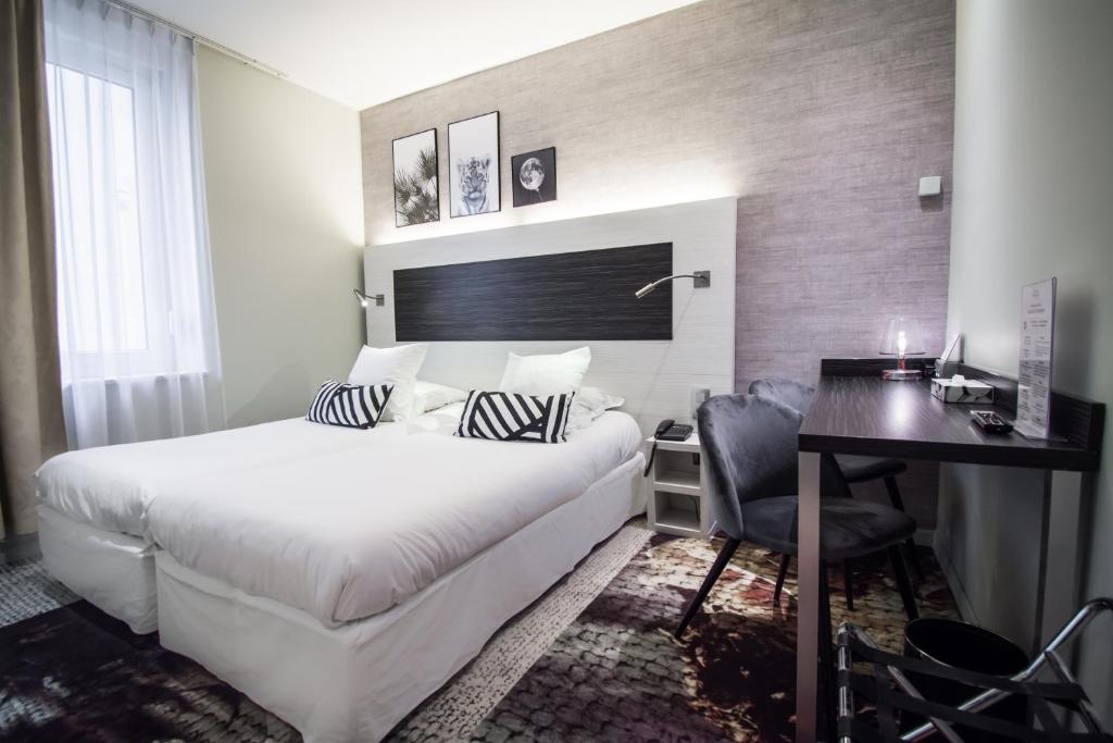 Postel nebo postele na pokoji v ubytování Hôtel Couvent du Franciscain Centre ville