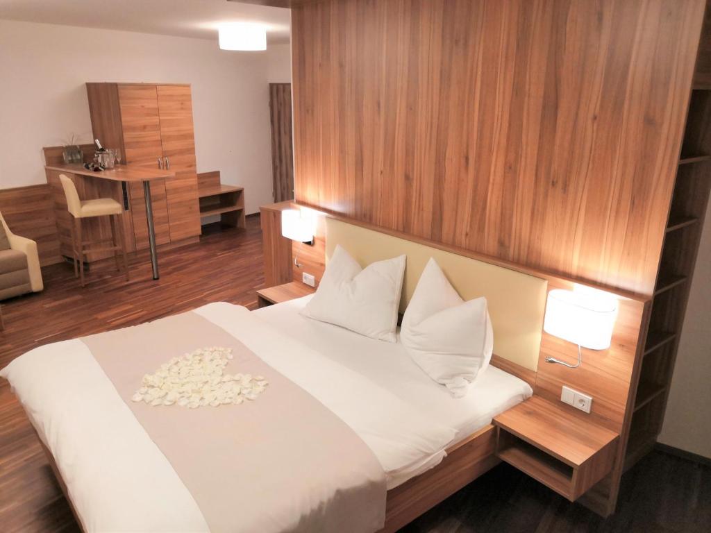 Postel nebo postele na pokoji v ubytování Hotel Mauernböck