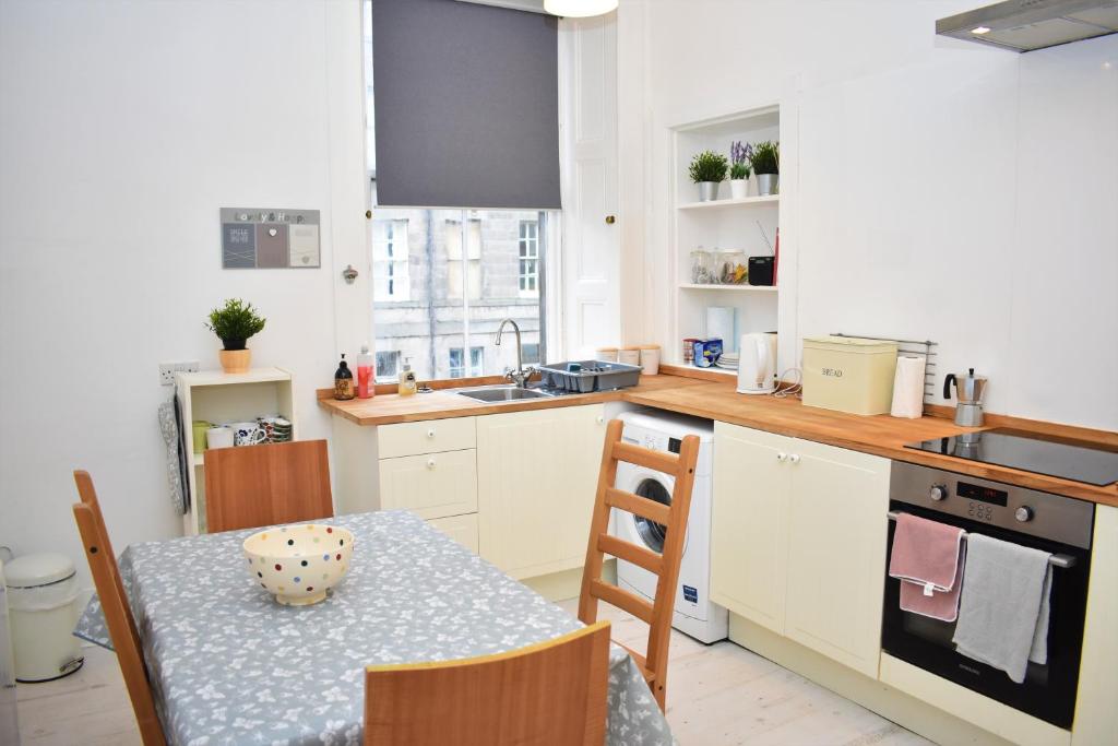 Blackwood Crescent - Traditional 2BR tenement flat next to Summerhall