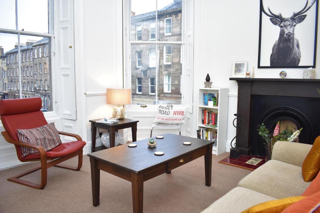 Blackwood Crescent - Traditional 2BR tenement flat next to Summerhall