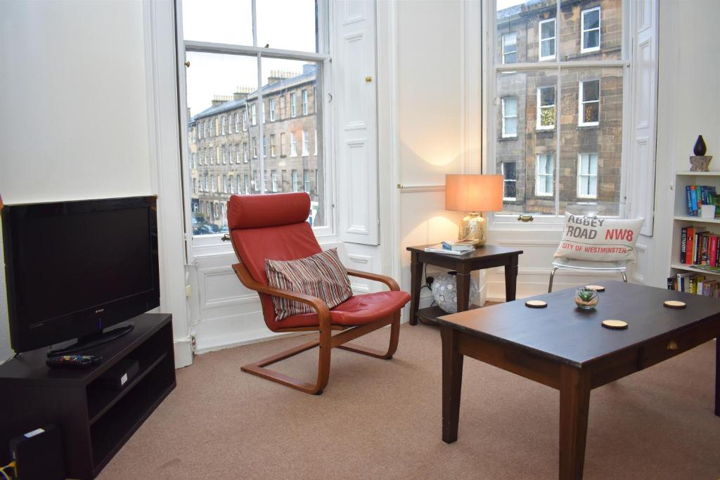 Blackwood Crescent - Traditional 2BR tenement flat next to Summerhall
