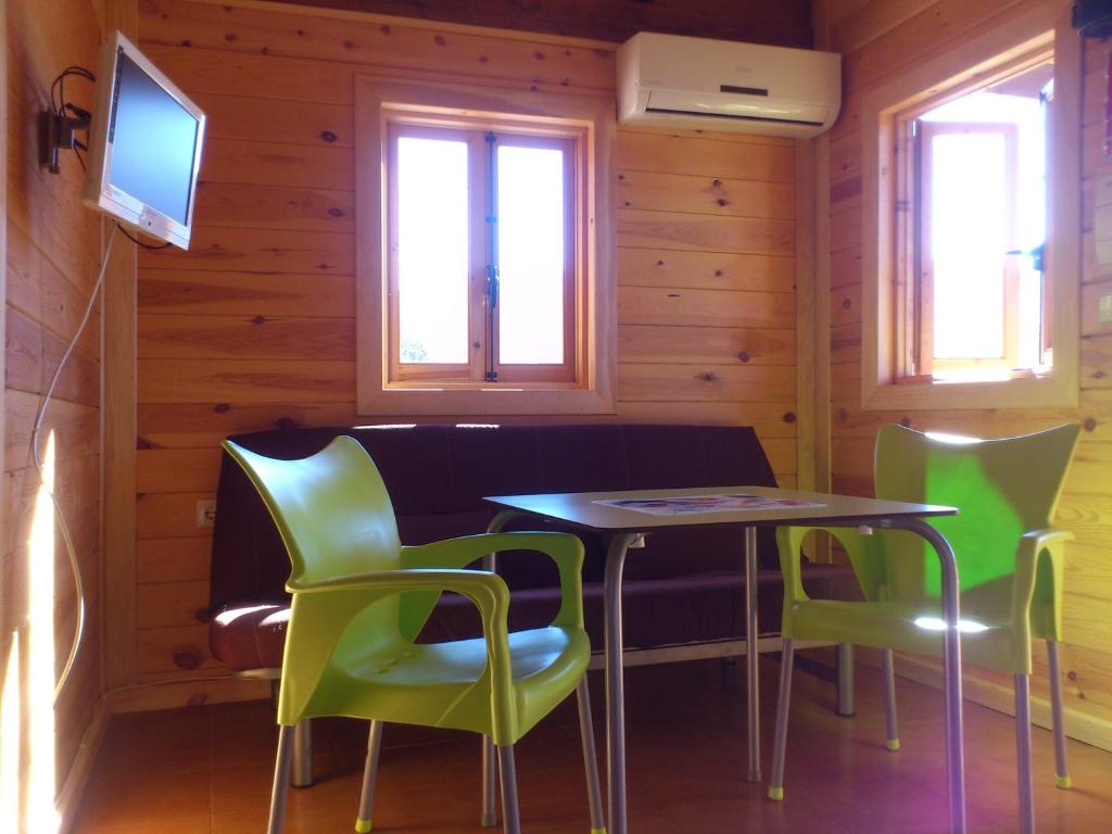 Televízia a/alebo spoločenská miestnosť v ubytovaní Complejo Pueblo Blanco