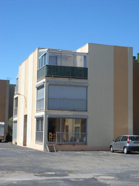 a building with a car parked in front of it at valras appartement T2 proche mer et port in Valras-Plage