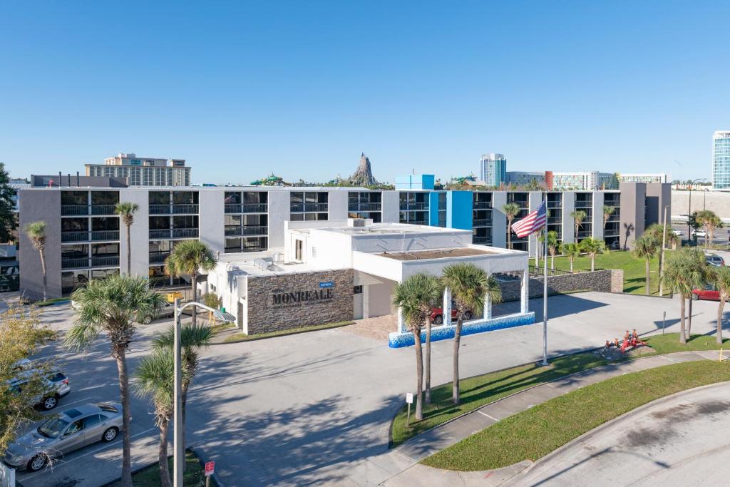 een luchtzicht op een gebouw met een parkeerplaats bij Hotel Monreale Express International Drive Orlando in Orlando