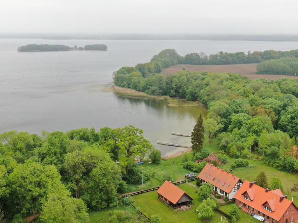 una vista aérea de una casa junto a un lago en Szuszuwary :) Dom na Mazurach., en Giżycko