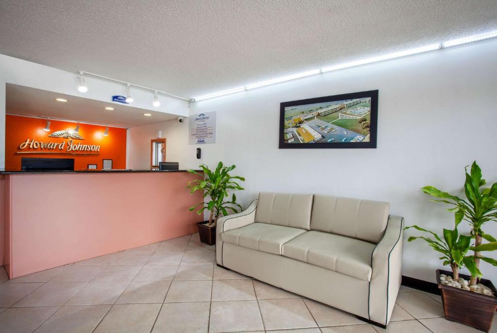 Χώρος καθιστικού στο Howard Johnson by Wyndham Vero Beach/I-95