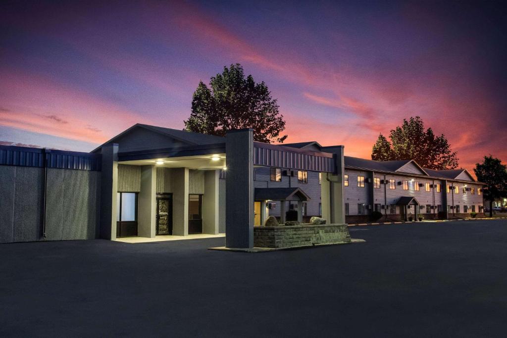 a rendering of a building at dusk at Travelodge by Wyndham Wahpeton in Wahpeton
