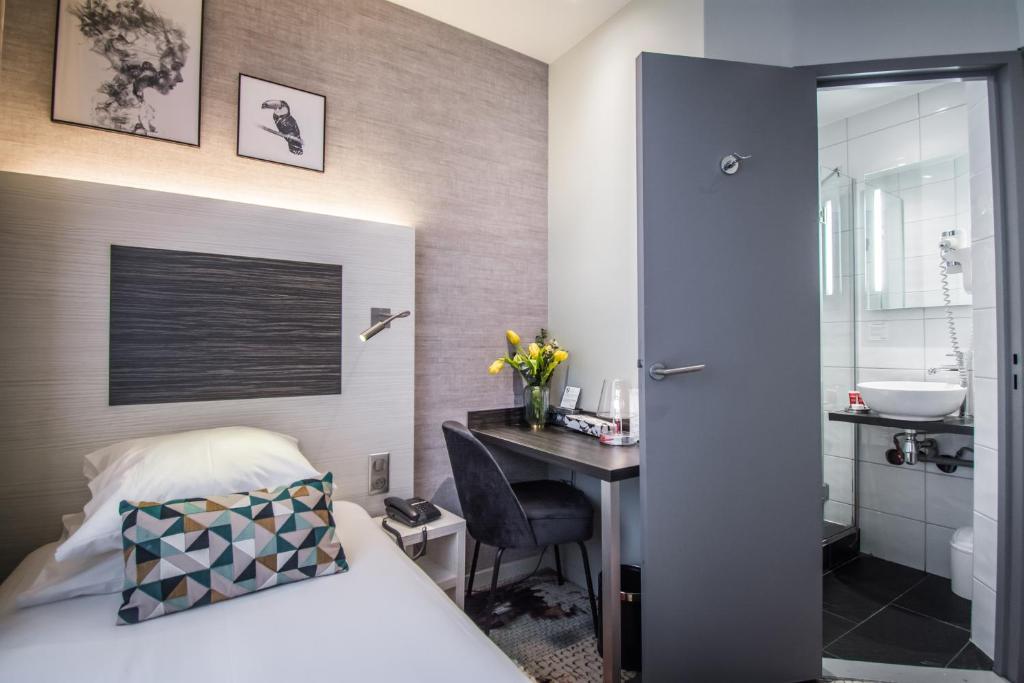 Postel nebo postele na pokoji v ubytování Hôtel Couvent du Franciscain Centre ville