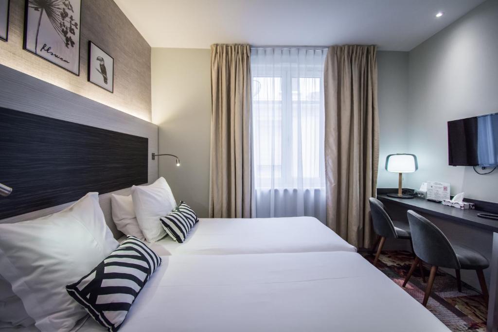 Postel nebo postele na pokoji v ubytování Hôtel Couvent du Franciscain Centre ville