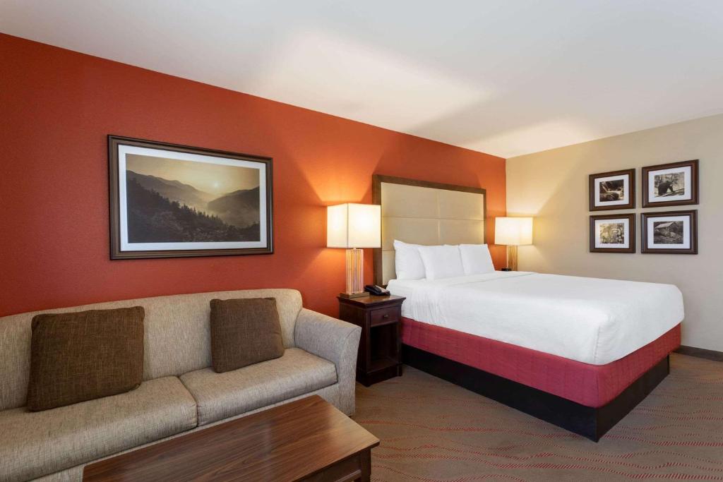 Postel nebo postele na pokoji v ubytování La Quinta by Wyndham Pigeon Forge