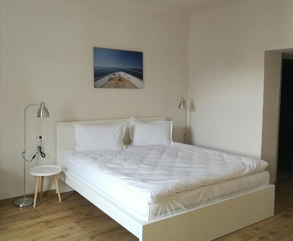 Una cama o camas en una habitación de Jules Home