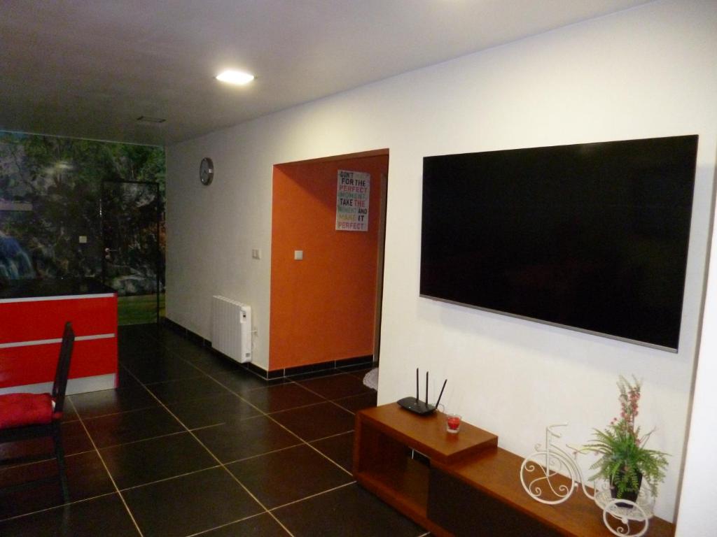 TV a/nebo společenská místnost v ubytování Casas das Guimbras