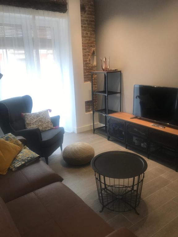 A television and/or entertainment centre at Apartamentos DUKE