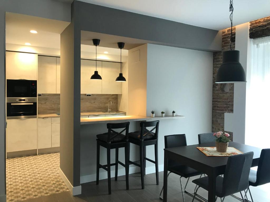 A kitchen or kitchenette at Apartamentos DUKE