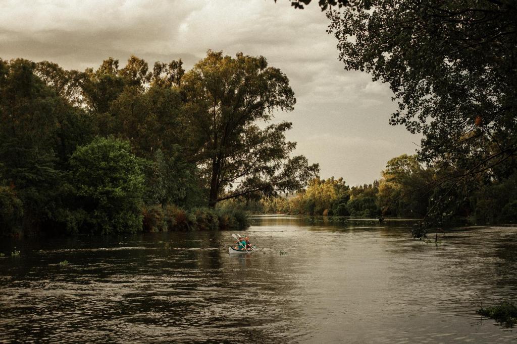um grupo de pessoas em um barco em um rio em Breathe River Retreat em Parys