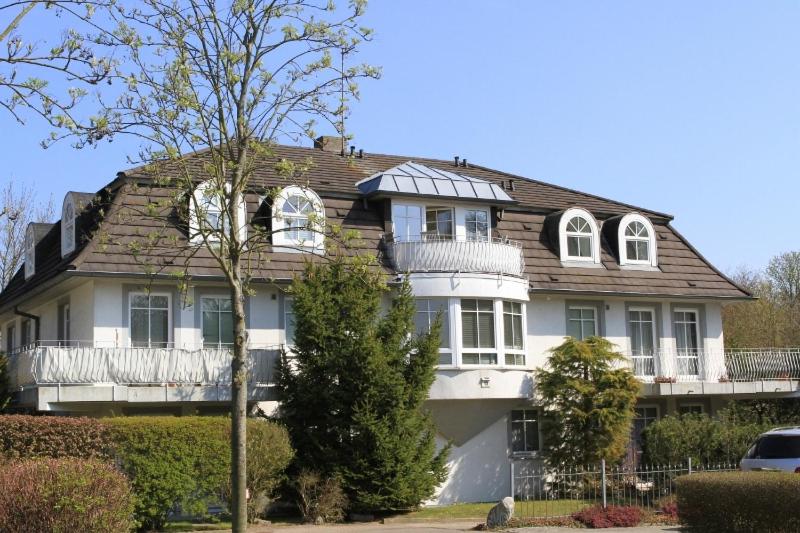 a large white house with a gambrel roof at Residenz Weedkroog in Timmendorfer Strand