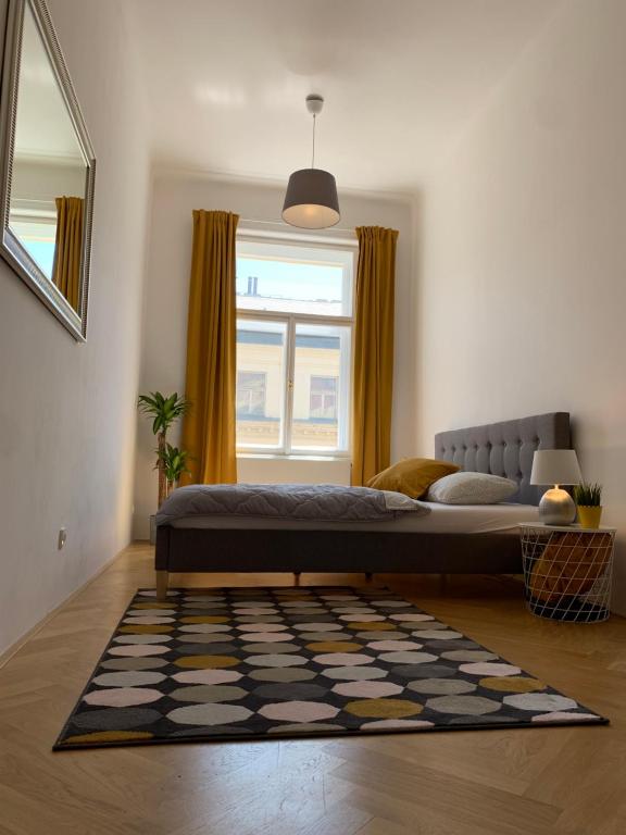 - une chambre avec un lit, une fenêtre et un tapis dans l'établissement VIP city CENTER apartment Prague, à Prague