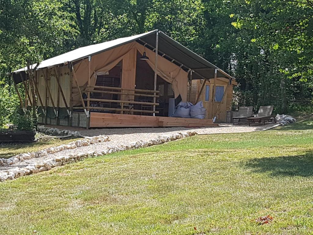 una tienda en medio de un patio en Le lodge de La Boissière, en Andillac