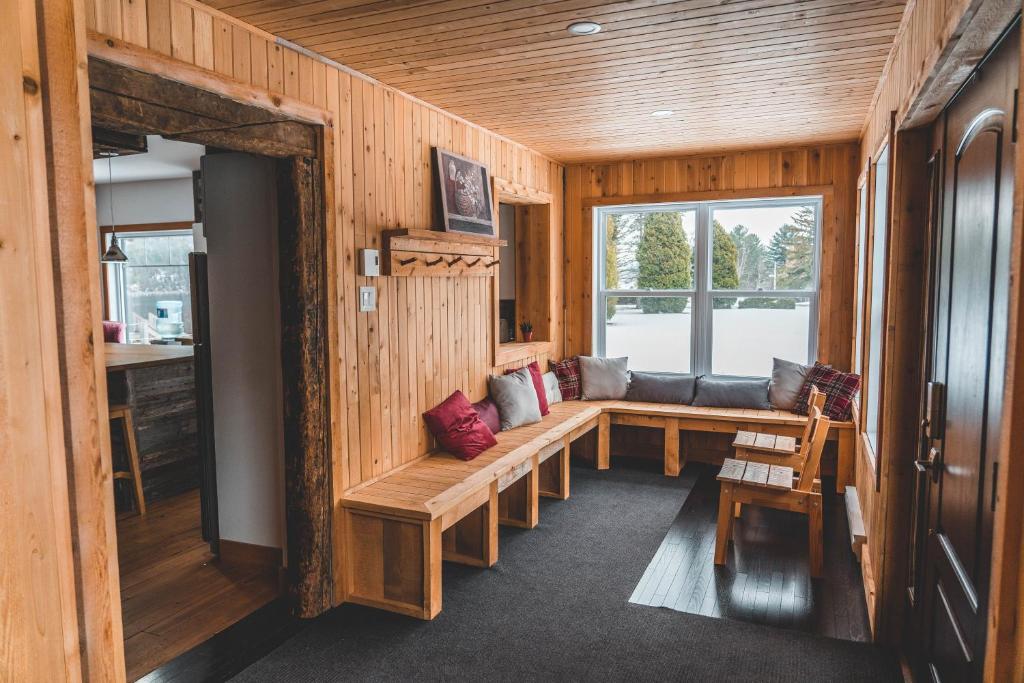 a living room with a bench and a window at Le 2800 du Parc in Shawinigan