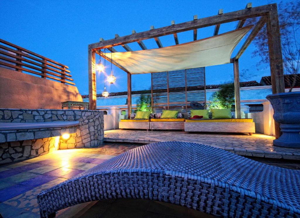 eine Pergola mit einem Bett auf einer Terrasse in der Nacht in der Unterkunft Casa Logos Hotel Boutique in Cartagena de Indias