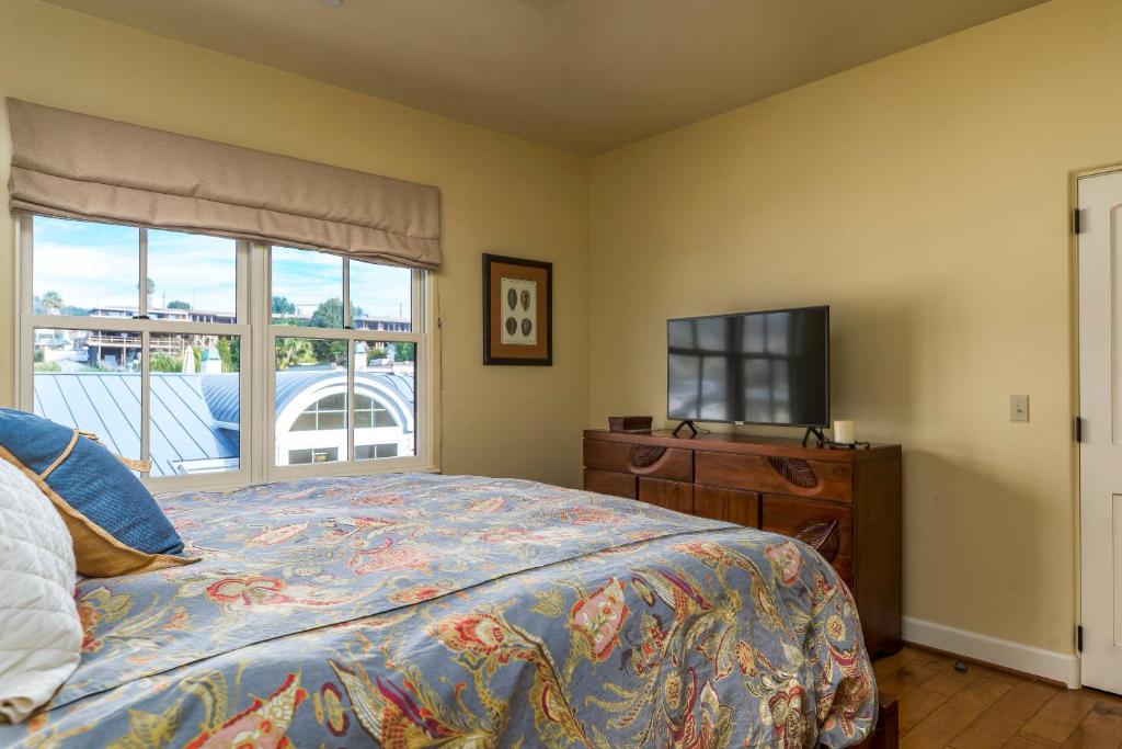 um quarto com uma cama e uma televisão de ecrã plano em 28 San Miguel em Avila Beach