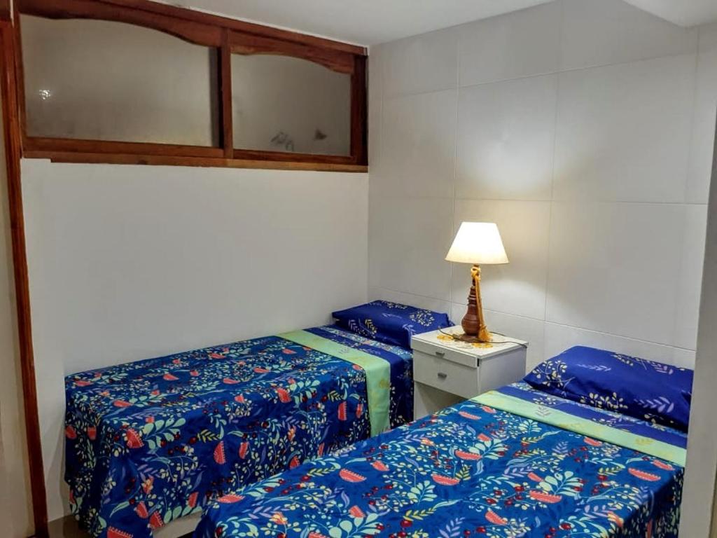 Cama o camas de una habitación en Petit Falucho Habitaciones en moderno apartamento a 50 metros de Alem, playa Cabo Corrientes y Varese