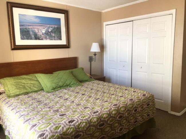 Ein Bett oder Betten in einem Zimmer der Unterkunft Polynesian Oceanfront Hotel