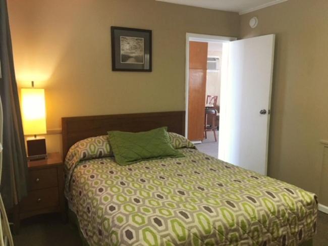 Ein Bett oder Betten in einem Zimmer der Unterkunft Polynesian Oceanfront Hotel