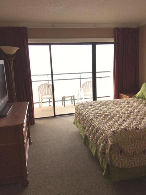 Ein Bett oder Betten in einem Zimmer der Unterkunft Polynesian Oceanfront Hotel