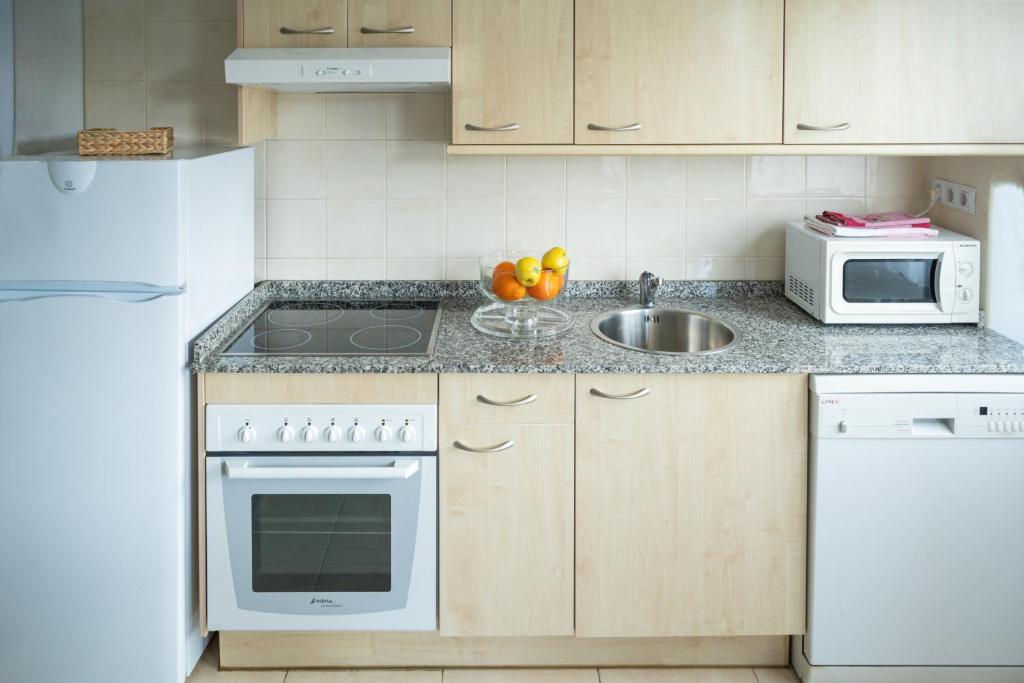 Kuchyň nebo kuchyňský kout v ubytování La Xalda, apartamento con piscina a 10 km de Llanes VUT-687-AS